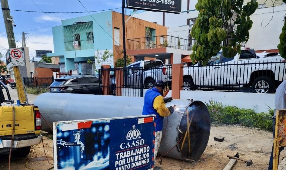 Solución de averías a tiempo mantiene equilibrado el servicio de agua potable en Santo Domingo