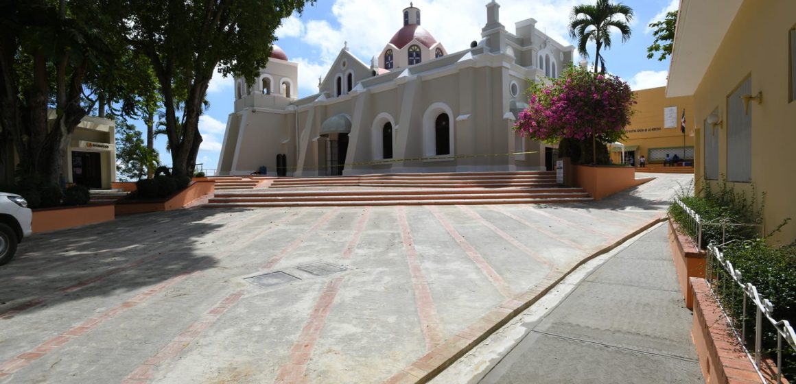 MOPC reconstruye parqueo y aceras en santuario del Santo Cerro