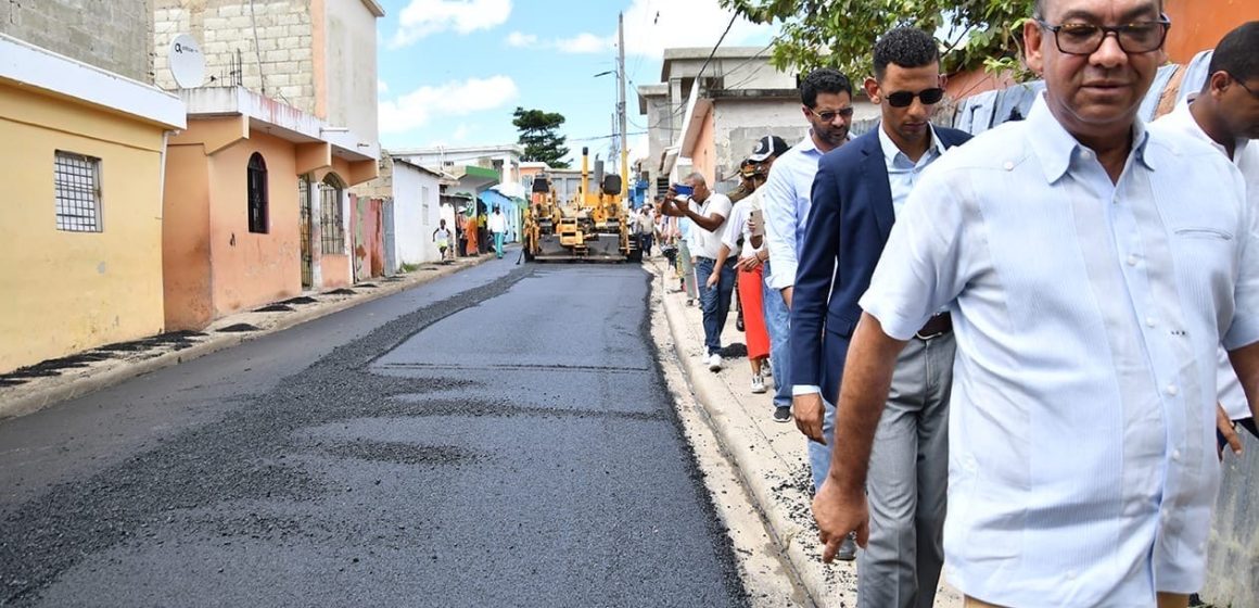 Deligne Ascención supervisa trabajos asfaltado y construcción de aceras y contenes en La Romana.