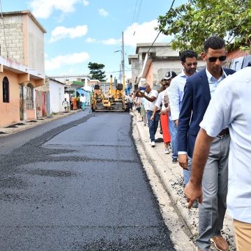 Deligne Ascención supervisa trabajos asfaltado y construcción de aceras y contenes en La Romana.