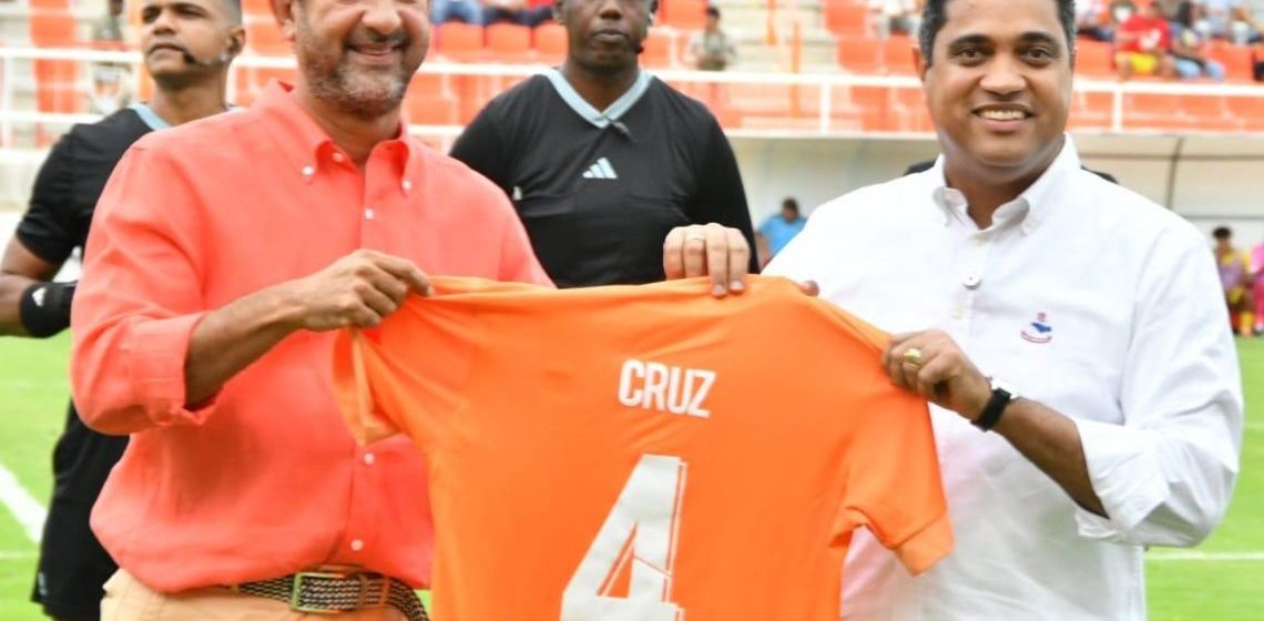 Ministro de Deportes, Kelvin Cruz, felicita al Cibao Fútbol Club por su quinto título en la LDF