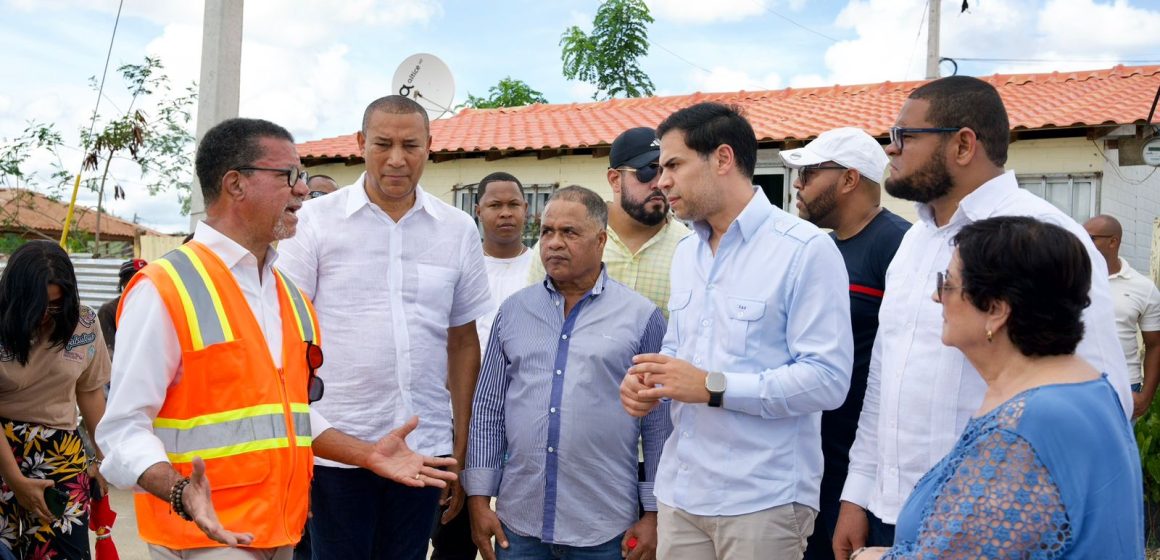 Roberto Ángel supervisa construcción proyecto habitacional comunitario en Villa Guerrero, de El Seibo