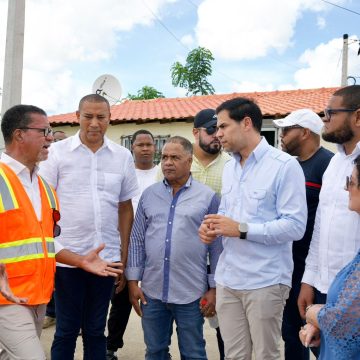 Roberto Ángel supervisa construcción proyecto habitacional comunitario en Villa Guerrero, de El Seibo