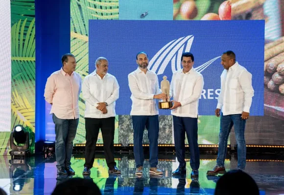 Aderes reconoce a David Collado por sus aportes al sector gastronómico del país