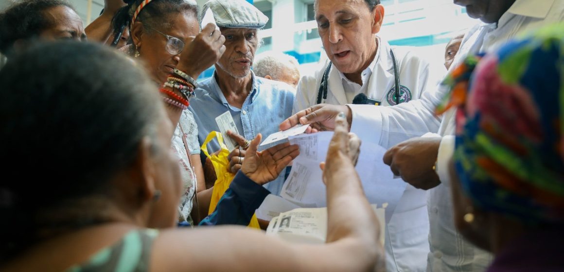 Gabinete Social entrega más de 7,000 Bonos Navideños en hospitales de Santo Domingo