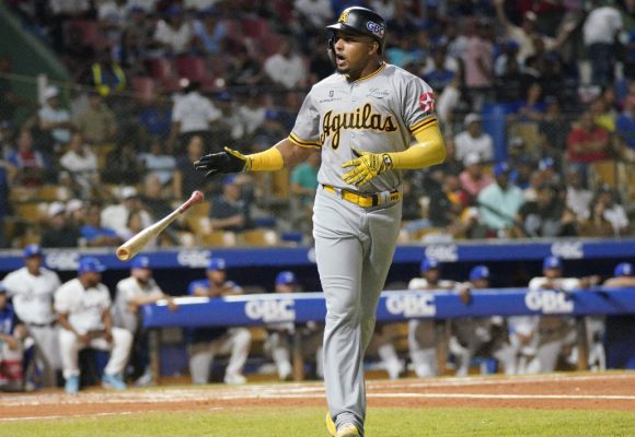 Mejía y Escarra pegan jonrones en triunfo de Águilas ante Licey