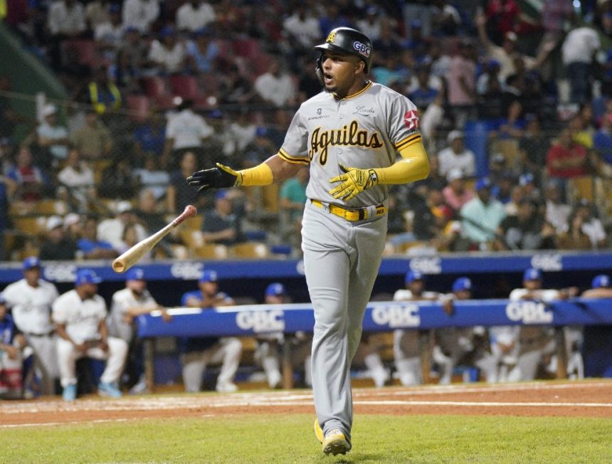 Mejía y Escarra pegan jonrones en triunfo de Águilas ante Licey