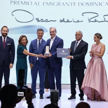 MIREX entrega Premio al Emigrante Dominicano Sr. Oscar de la Renta a Ydanis Rodríguez