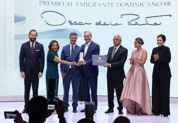 MIREX entrega Premio al Emigrante Dominicano Sr. Oscar de la Renta a Ydanis Rodríguez