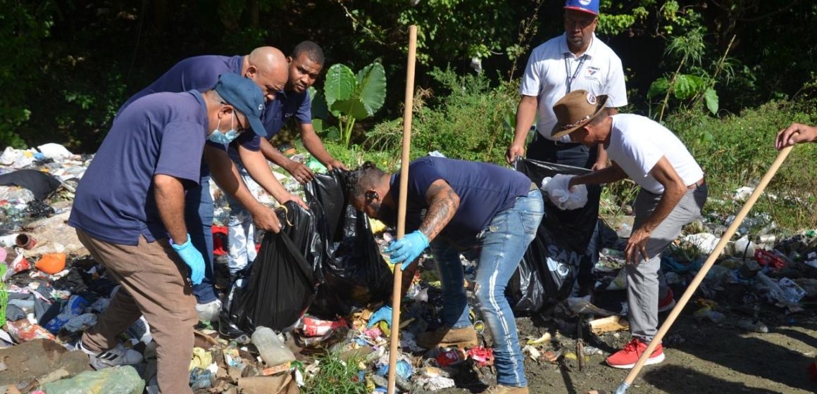 Fellito Suberví encabeza jornada simultánea de limpieza de cañadas en el Gran Santo Domingo