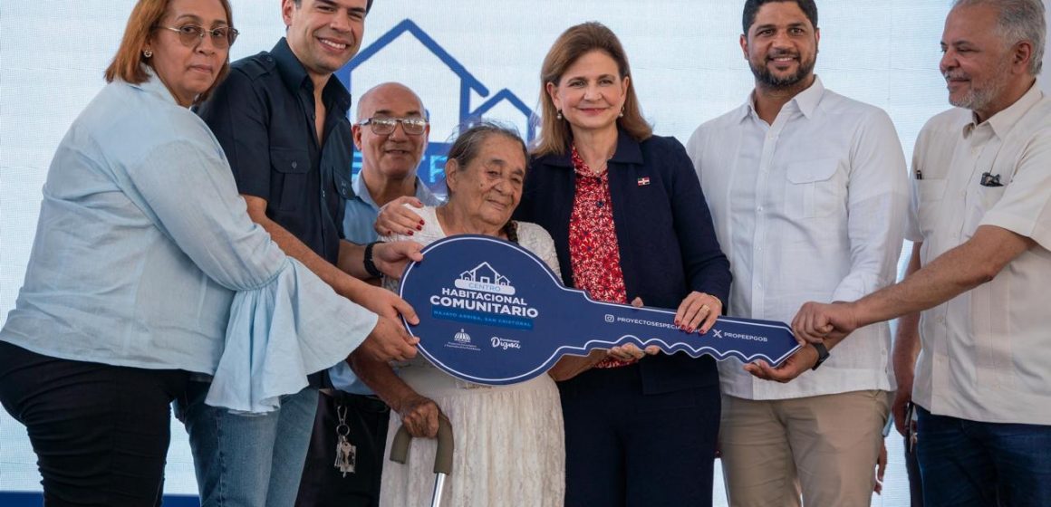 Gobierno entrega 50 viviendas y cumple el sueño de familias damnificadas por el huracán Georges en San Cristóbal