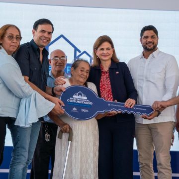 Gobierno entrega 50 viviendas y cumple el sueño de familias damnificadas por el huracán Georges en San Cristóbal