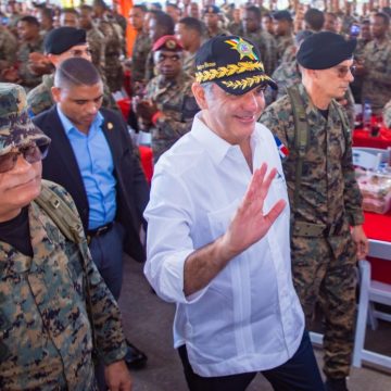 Presidente Abinader almuerza con miembros del ERD y PN