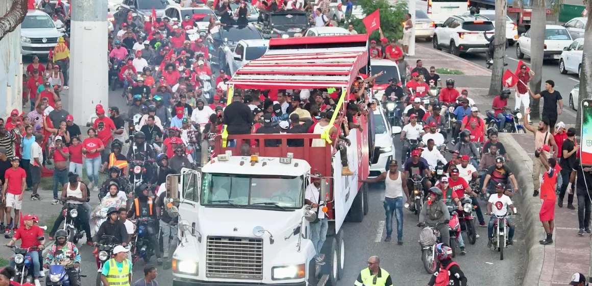 ¡Desfile triunfal! Leones recorren barrios en caravana