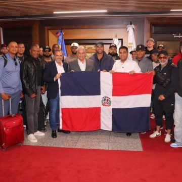 Escogido recibe bandera dominicana previo a salida a Serie del Caribe