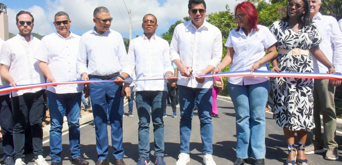 David Collado entrega obra en Arroyo Barril y deja iniciadas otras en Santa Bárbara, Samaná