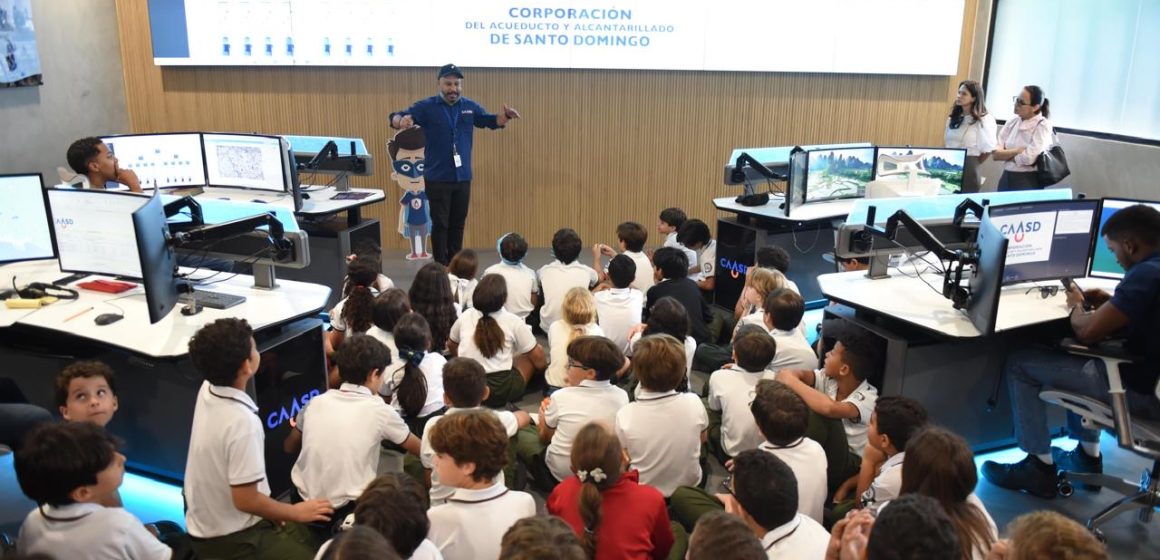 Estudiantes valoran tecnología del moderno centro de monitoreo de la CAASD