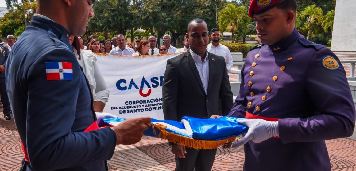 La CAASD deposita ofrenda floral en el Altar de la Patria