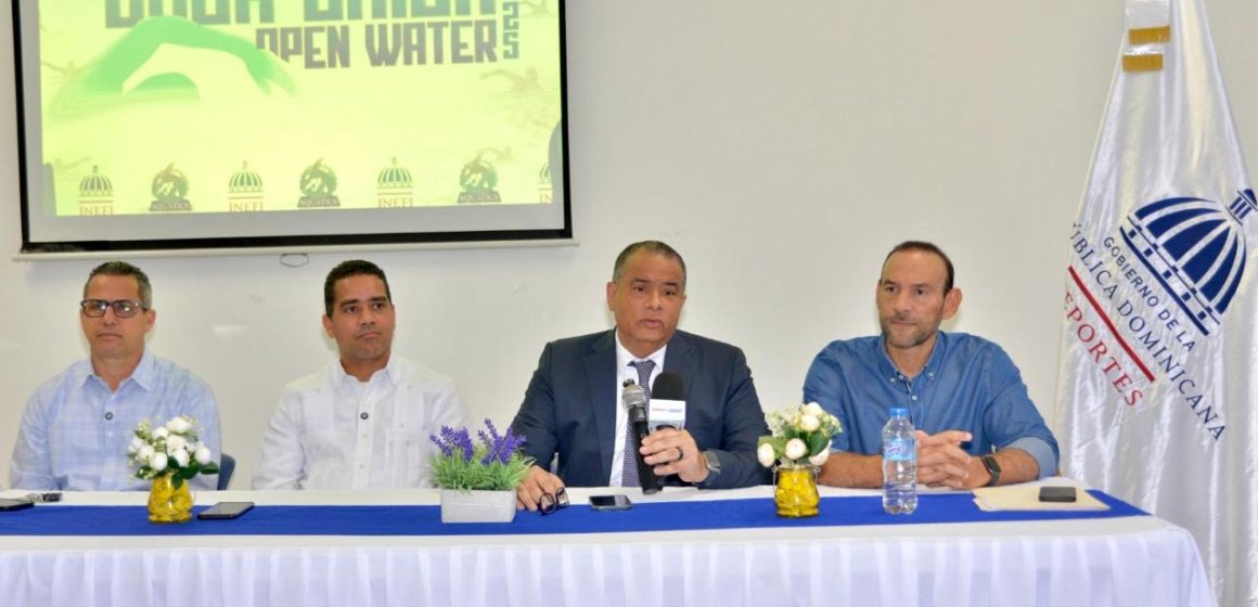 Harán el domingo 14ª edición del Abierto de Natación de Aguas Abiertas en Boca Chica Competirán 525 atletas en 5 distancias; dedican al director de INEFI, Alberto Rodríguez