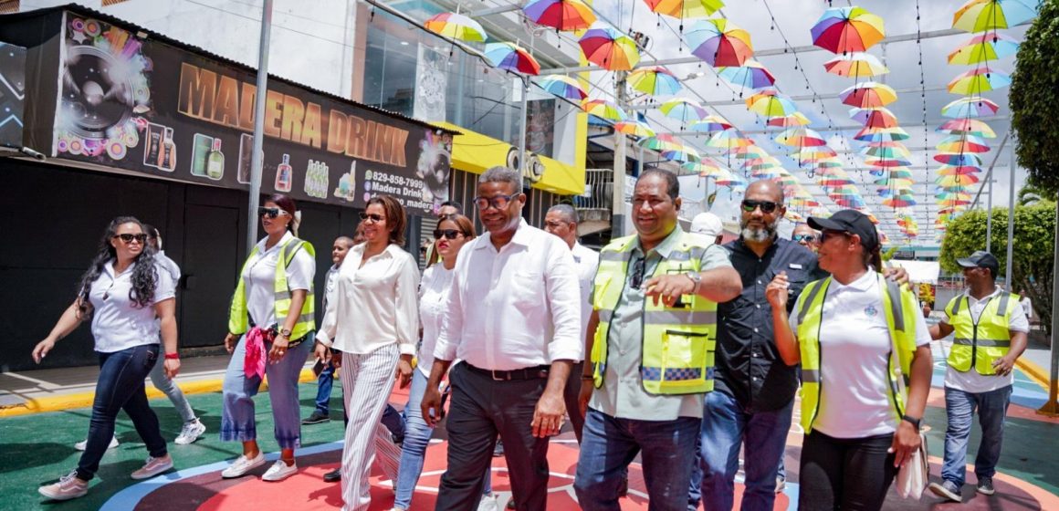 Propeep entrega 2 mil m² de arte urbano en Sabana Grande de Boyá