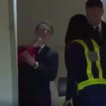 Emmanuel Macron es abofeteado por su esposa a su llegada a Vietnam