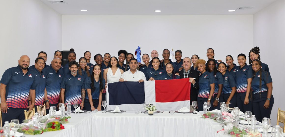El Ministro de Deportes Kelvin Cruz entregó la bandera dominicana a las «Reinas del Caribe», previo a su participación en la Liga de Naciones