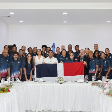 El Ministro de Deportes Kelvin Cruz entregó la bandera dominicana a las «Reinas del Caribe», previo a su participación en la Liga de Naciones