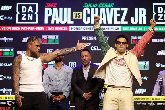 Jake Paul y Julio César Chávez Jr, realizan su primer cara a cara previo al combate que sostendrán el 28 de junio