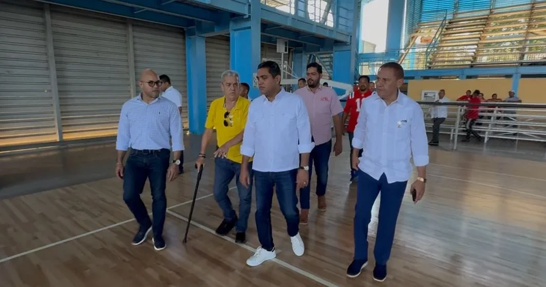 Ministro de Deportes supervisa trabajos en multiuso Garibaldi Almonte en Cotui