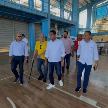 Ministro de Deportes supervisa trabajos en multiuso Garibaldi Almonte en Cotui