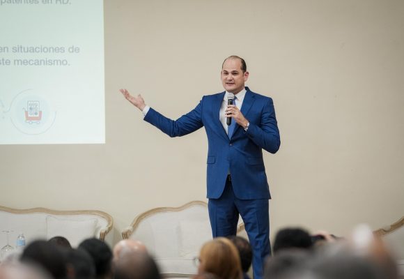 Adolfo Pérez plantea necesidad de equilibrio entre acceso a medicamentos y propiedad intelectual