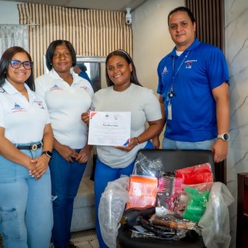 Gabinete de Política Social entrega Capital Semilla a joven egresada del programa Oportunidad 14-24