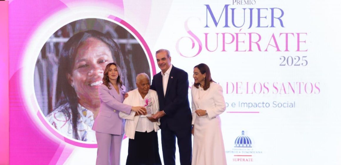 Presidente Luis Abinader encabeza quinta edición del premio Mujer Supérate; reconocen a 36 mujeres SUPEREmprendedoras