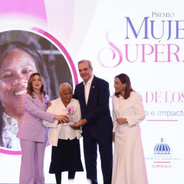 Presidente Luis Abinader encabeza quinta edición del premio Mujer Supérate; reconocen a 36 mujeres SUPEREmprendedoras