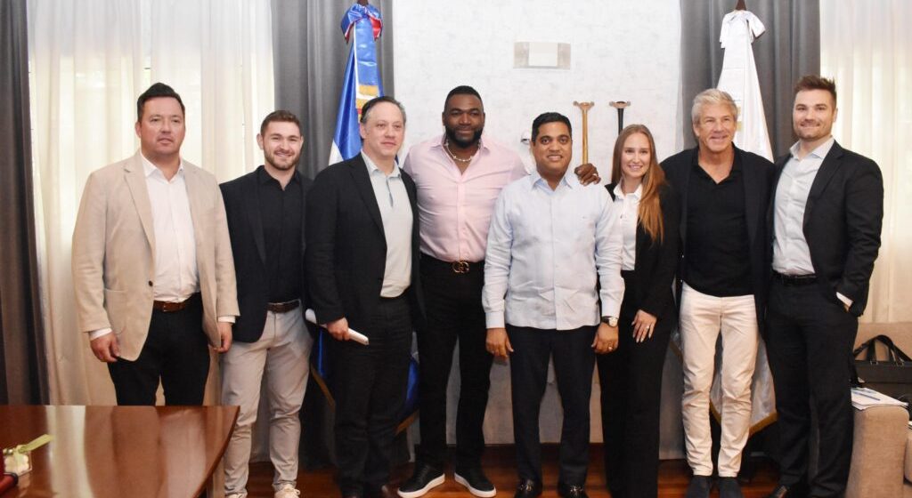 Ministro Kelvin Cruz recibe a David Ortiz y ejecutivos de Perfect Game