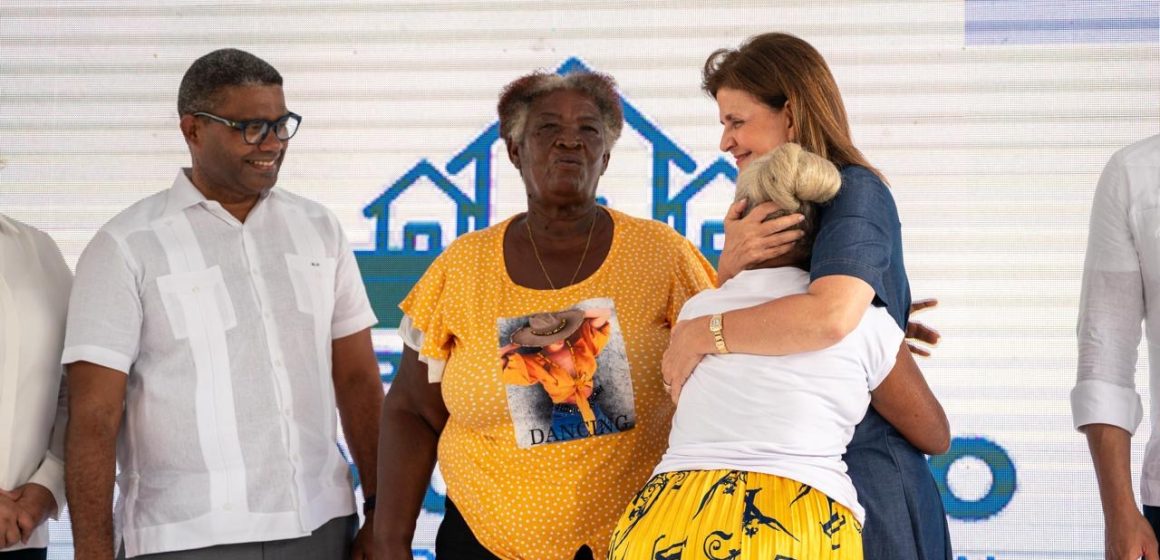 Gobierno dignifica la vida de 40 familias con entrega de viviendas en Cañada Honda; San Cristóbal