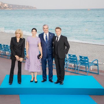 Presidente Abinader y Primera Dama son recibidos por el presidente Macron y su esposa en Cena de Gala.
