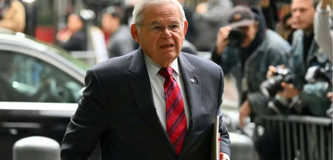 Exsenador Bob Menéndez ingresa a prisión para cumplir condena de 11 años por sobornos