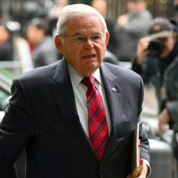 Exsenador Bob Menéndez ingresa a prisión para cumplir condena de 11 años por sobornos