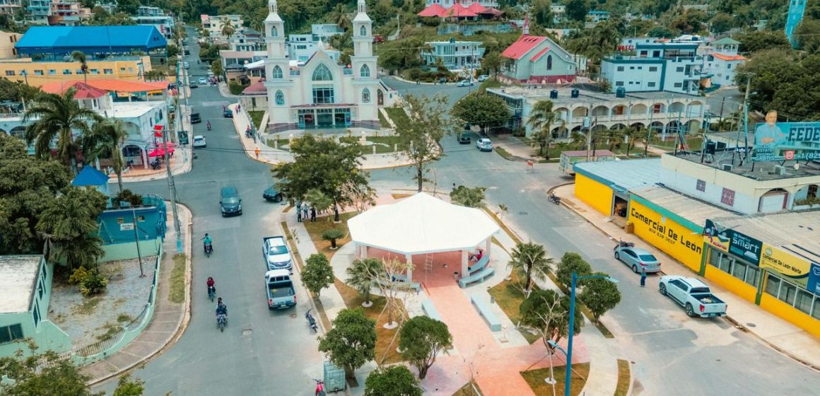 El presidente Abinader y el ministro Collado inauguran la reconstrucción del Malecón y otras obras en Samaná.