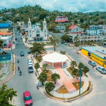 El presidente Abinader y el ministro Collado inauguran la reconstrucción del Malecón y otras obras en Samaná.