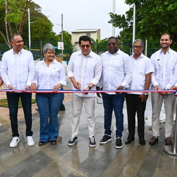 David Collado entrega remozada Plaza Marcelino Marte (Canito), en Guayacanes
