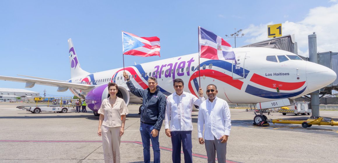 Ministro Collado le da salida al primer vuelo de Arajet a Puerto Rico