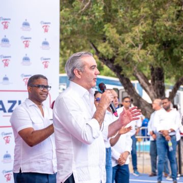 Abinader reafirma en Azua su compromiso con los más pobres del país