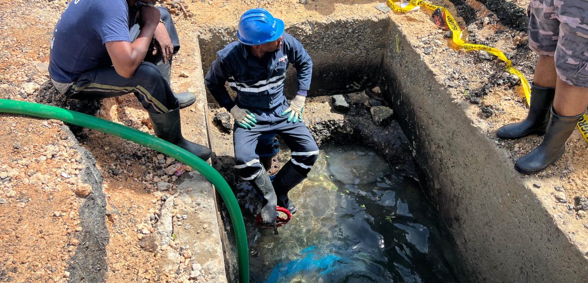 CAASD trabaja corrección de avería en avenida Máximo Gómez esquina Nicolás Ovando, DN
