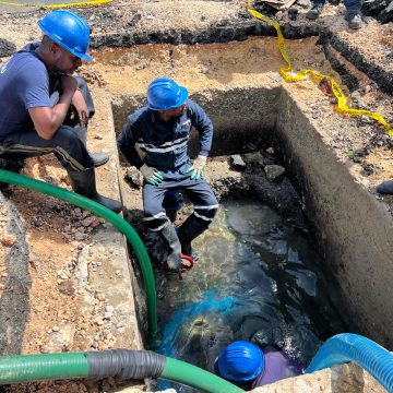 CAASD trabaja corrección de avería en avenida Máximo Gómez esquina Nicolás Ovando, DN