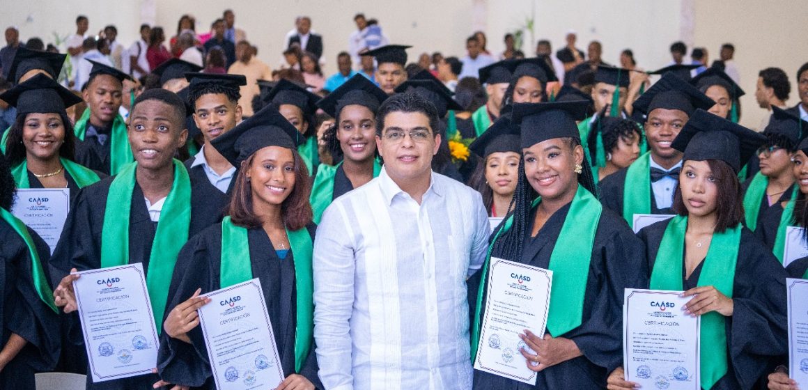 Fellito Suberví encabeza graduación de 35 nuevos bachilleres técnicos del Liceo CAASD
