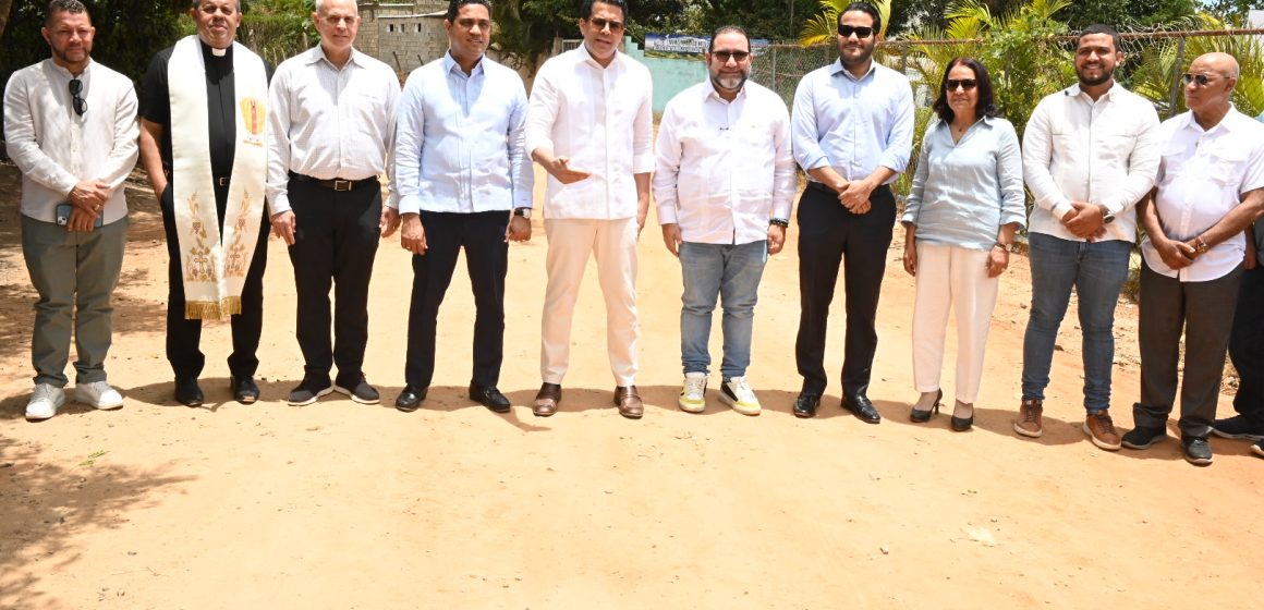 Ministro de Turismo deja iniciada reconstrucción de vía de acceso en Jumunuco, Jarabacoa.