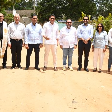Ministro de Turismo deja iniciada reconstrucción de vía de acceso en Jumunuco, Jarabacoa.