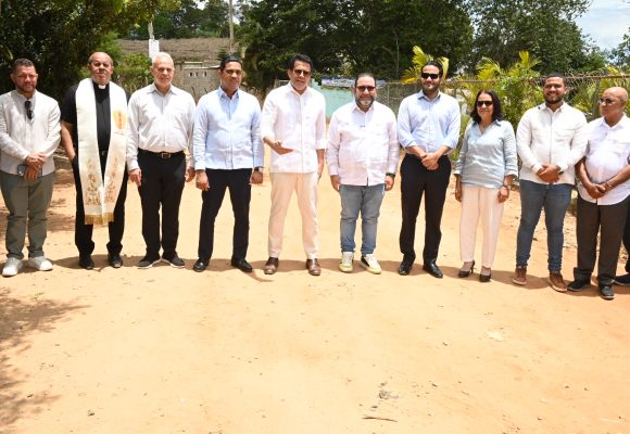 Ministro de Turismo deja iniciada reconstrucción de vía de acceso en Jumunuco, Jarabacoa.